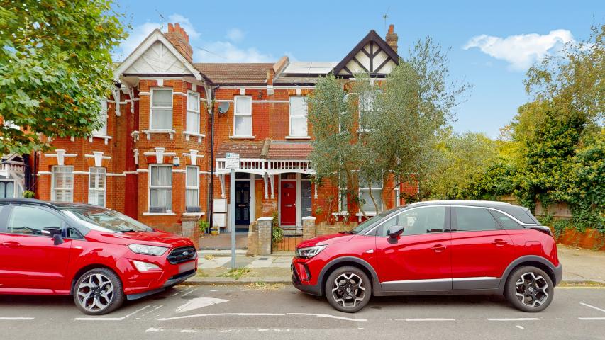 Two Bedroom With Private Garden Flat Wotton Road, CRICKLEWOOD